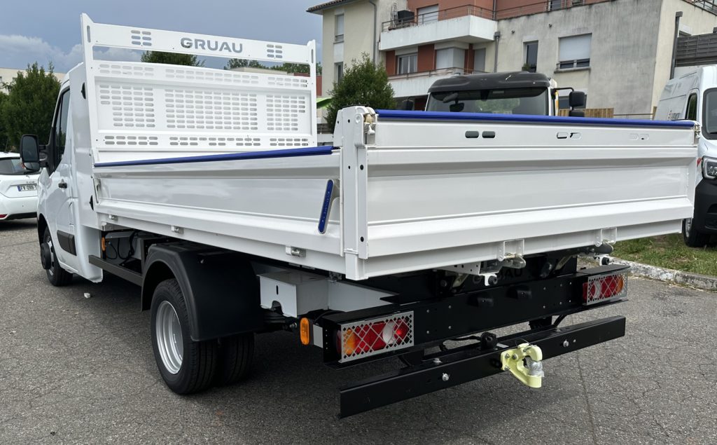 Leasing utilitaire camion benne accessible autoentrepreneur, société sans bilan jeune entreprise, avec FIMALOC Toulouse et Occitanie (Montpellier, Nîmes, Perpignan...)