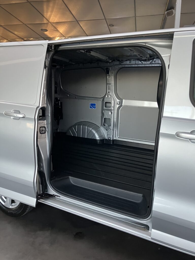 Leasing utilitaire professionnel Fourgon FORD TRANSIT CUSTOM accessible auto entrepreneurs et sociétés sans bilan FIMALOC à Toulouse et Occitanie