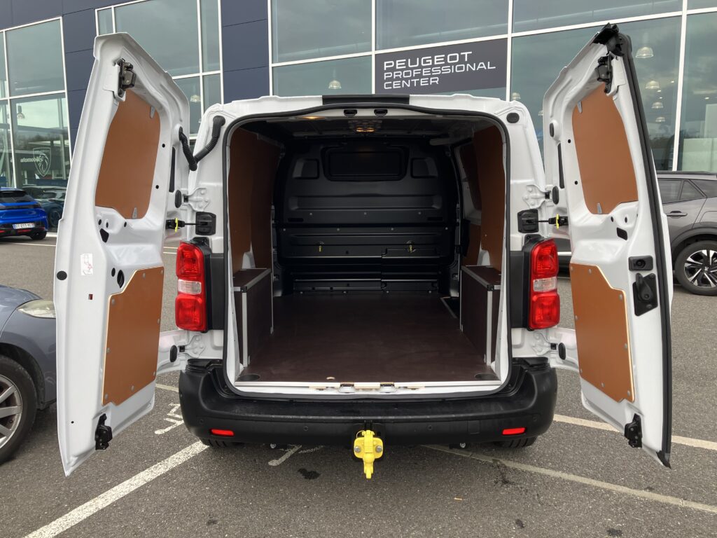Leasing utilitaire fourgon Peugeot Expert taille M accessible auto entrepreneur, société sans bilan, jeune entreprise avec FIMALOC