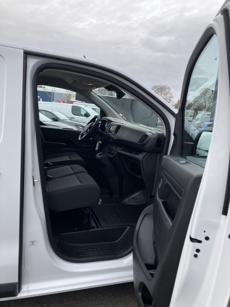 Leasing utilitaire fourgon Peugeot Expert taille M accessible auto entrepreneur, société sans bilan, jeune entreprise avec FIMALOC