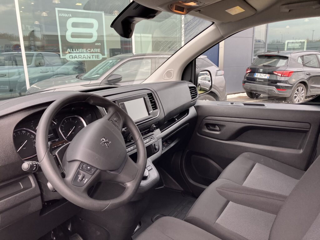 Leasing utilitaire fourgon Peugeot Expert taille M accessible auto entrepreneur, société sans bilan, jeune entreprise avec FIMALOC
