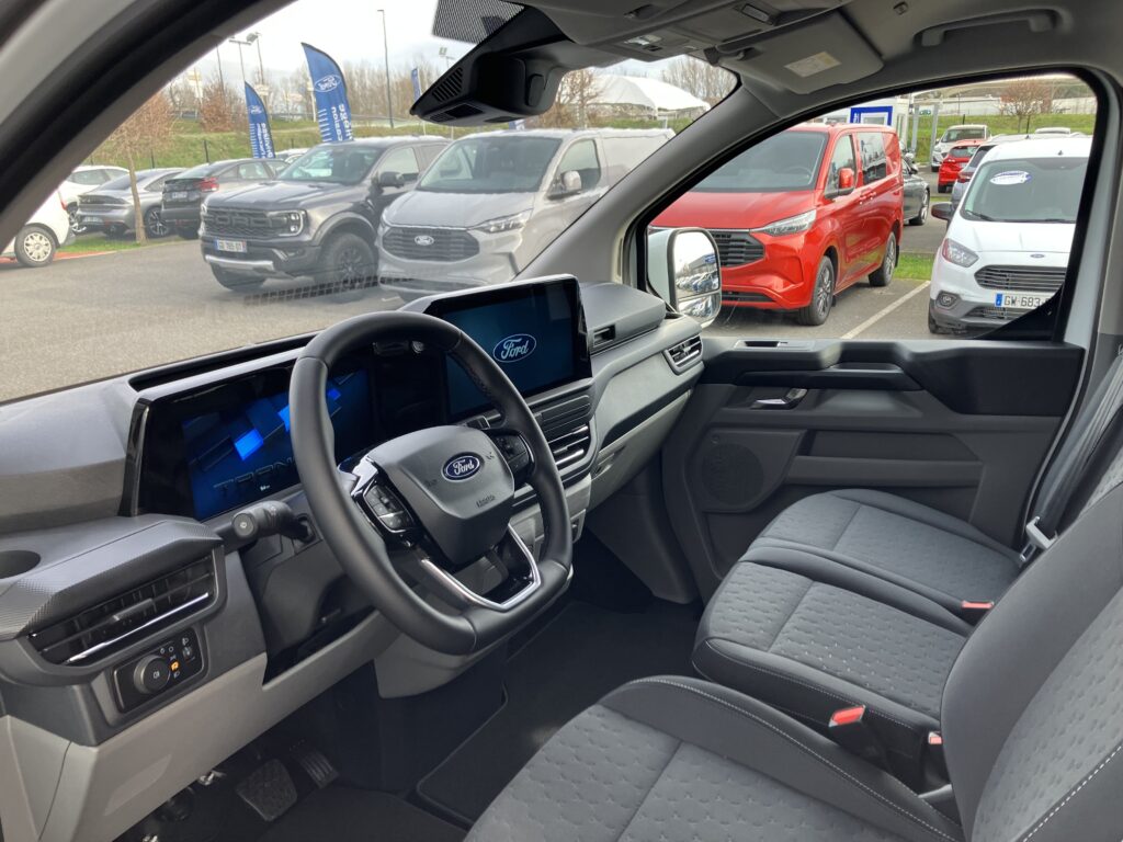 Leasing utilitaire professionnel FORD CUSTOM RENAULT TRAFIC accessible auto entrepreneur, société sans bilan jeune entreprise avec FIMALOC à Toulouse et en Occitanie