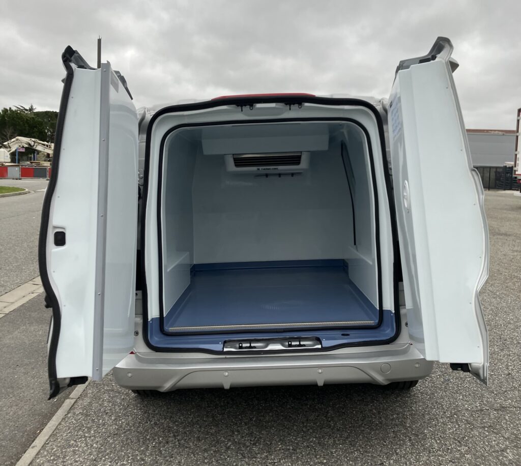 location camion frigorifique Ford Custom – fourgon réfrigéré en leasing professionnel avec FIMALOC occitanie à Toulouse, Montpellier, Nîmes, Perpignan - face arrière portes battantes ouvertes