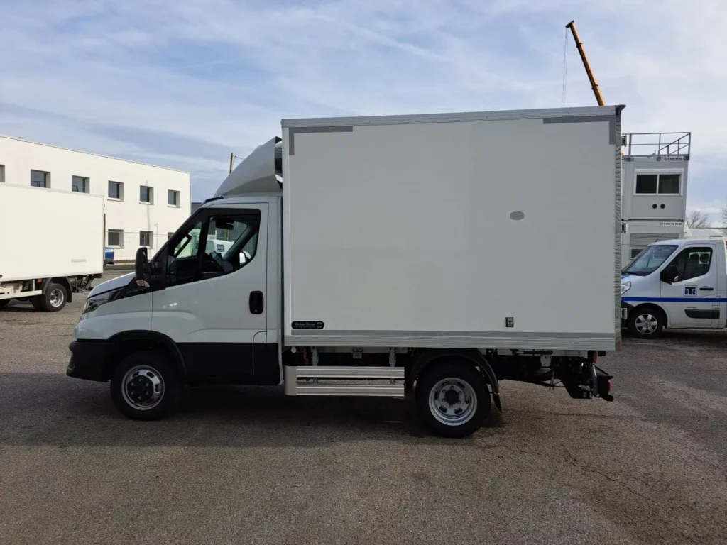 Iveco Daily utilitaire frigorifique – fourgon réfrigéré pour professionnels en leasing avec FIMALOC Occitanie à Toulouse, Montpellier, Nîmes, Perpignan -côté gauche