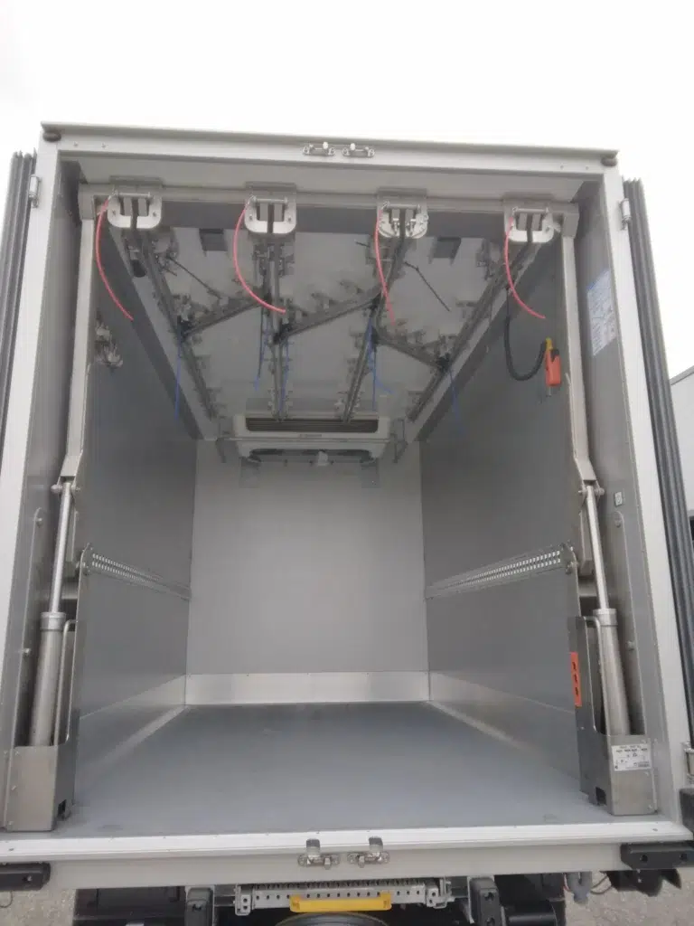 Iveco Daily utilitaire frigorifique – fourgon réfrigéré pour professionnels en leasing avec FIMALOC Occitanie à Toulouse, Montpellier, Nîmes, Perpignan -intérieur