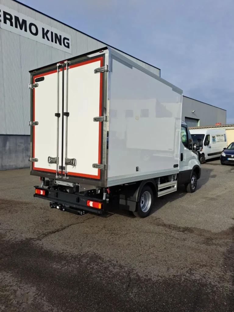 Iveco Daily utilitaire frigorifique – fourgon réfrigéré pour professionnels en leasing avec FIMALOC Occitanie à Toulouse, Montpellier, Nîmes, Perpignan -côté droit