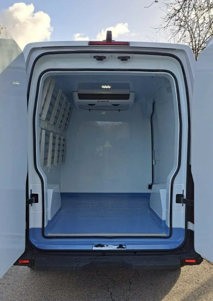 Camion frigorifique Renault Master – fourgon réfrigéré en leasing professionnel avec FIMALOC occitanie à Toulouse, Montpellier, Nîmes, Perpignan - intérieur portes arrières battantes