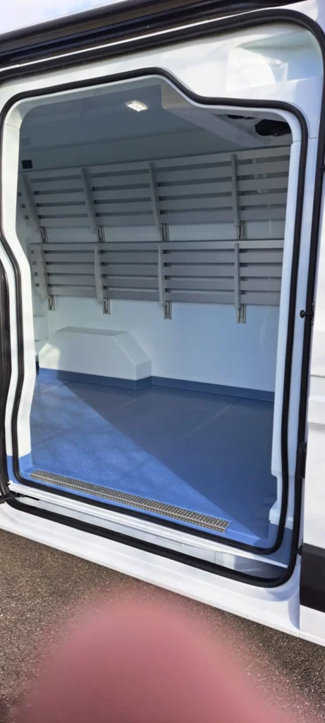 Renault Master Camion frigorifique – fourgon réfrigéré en leasing professionnel avec FIMALOC occitanie à Toulouse, Montpellier, Nîmes, Perpignan - intérieur porte latérale coulissante