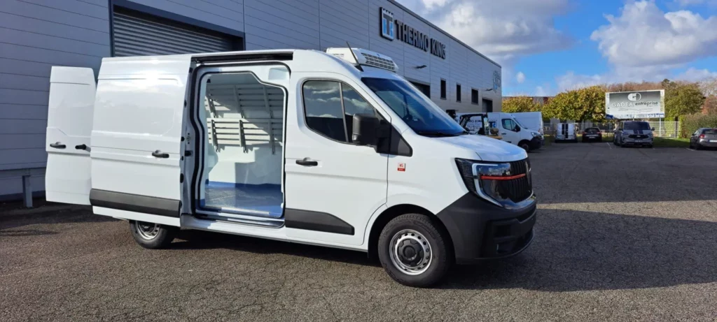 Renault Master Camion frigorifique – fourgon réfrigéré en leasing professionnel avec FIMALOC occitanie à Toulouse, Montpellier, Nîmes, Perpignan - porte latérale ouverte
