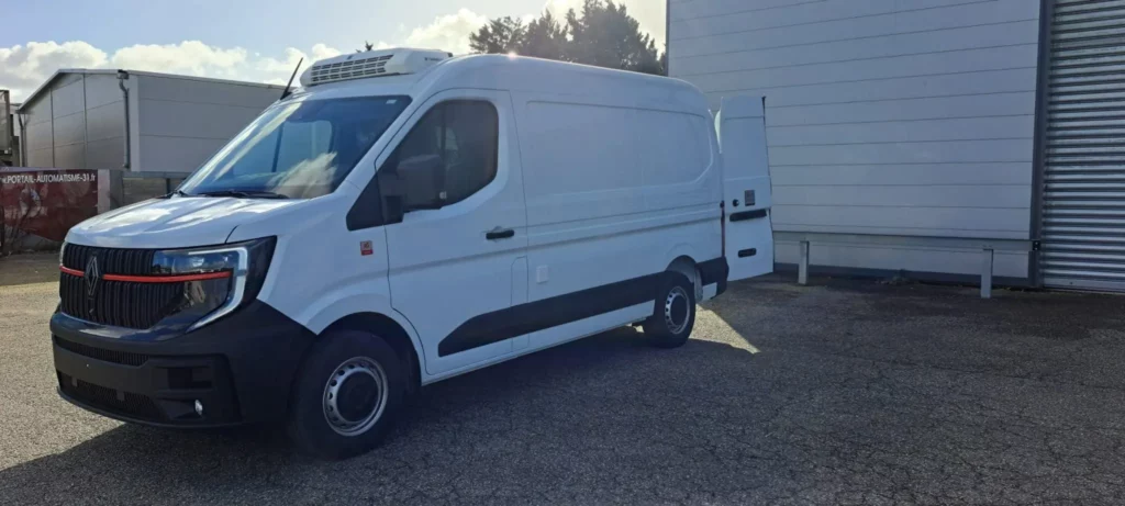 Renault Master camion frigorifique – fourgon réfrigéré en leasing professionnel avec FIMALOC occitanie à Toulouse, Montpellier, Nîmes, Perpignan - côté gauche portes battantes ouvertes