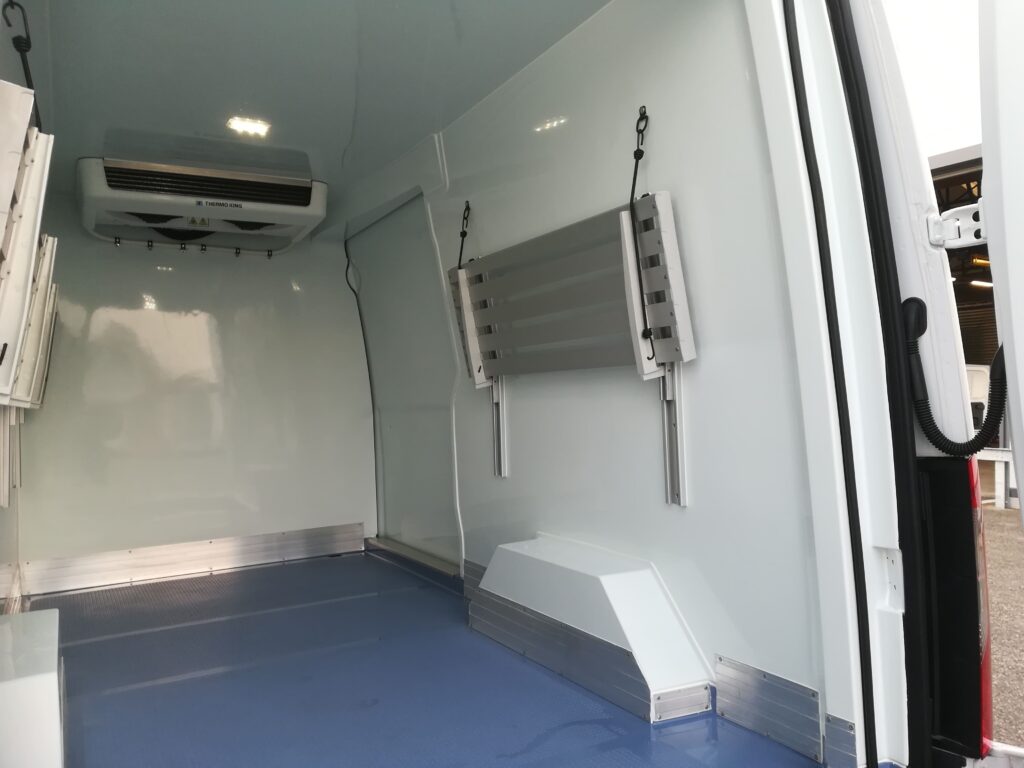 camion frigorifique Mercedes Sprinter – fourgon réfrigéré en leasing professionnel avec FIMALOC occitanie à Toulouse, Montpellier, Nîmes, Perpignan - intérieur 2