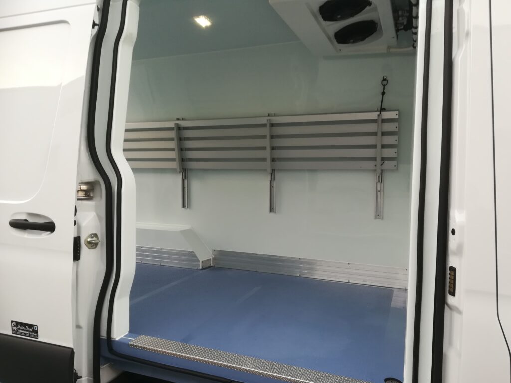camion frigorifique Mercedes Sprinter – fourgon réfrigéré en leasing professionnel avec FIMALOC occitanie à Toulouse, Montpellier, Nîmes, Perpignan - côté porte latérale coulissante