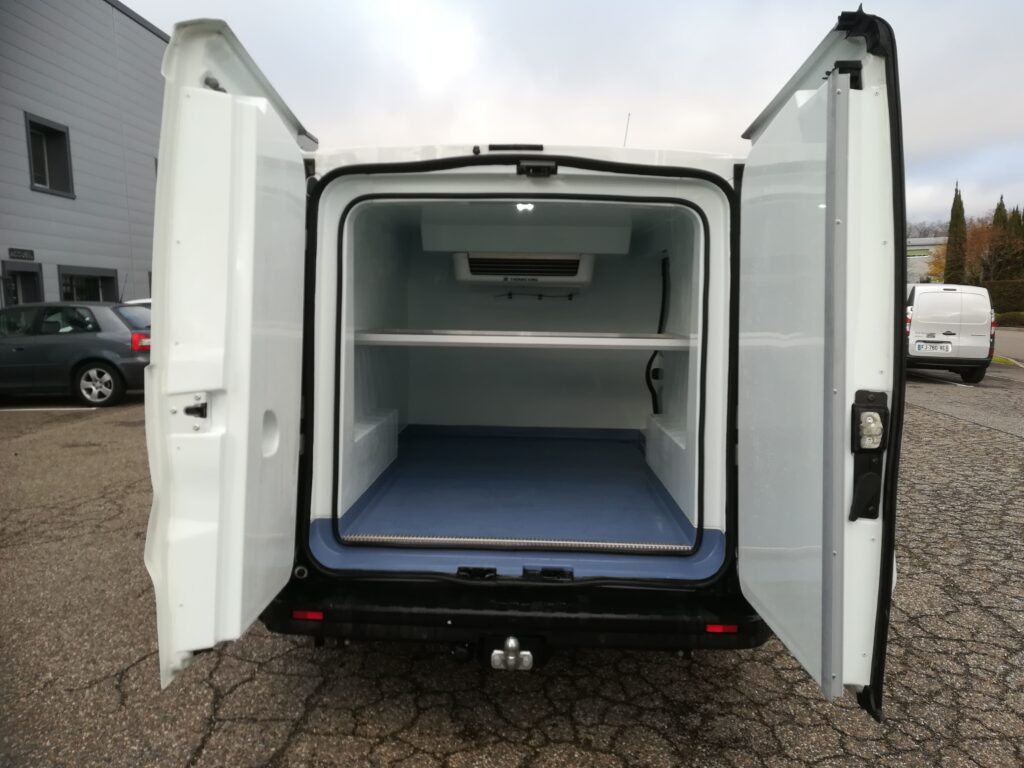 location camion frigorifique Renault trafic Sprinter – fourgon réfrigéré en leasing professionnel avec FIMALOC occitanie à Toulouse, Montpellier, Nîmes, Perpignan - arrière portes battantes ouvertes