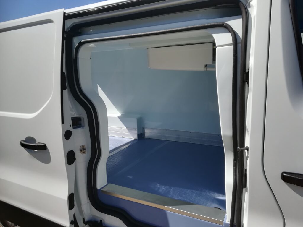 location camion frigorifique Renault trafic Sprinter – fourgon réfrigéré en leasing professionnel avec FIMALOC occitanie à Toulouse, Montpellier, Nîmes, Perpignan - côté porte latérale ouverte